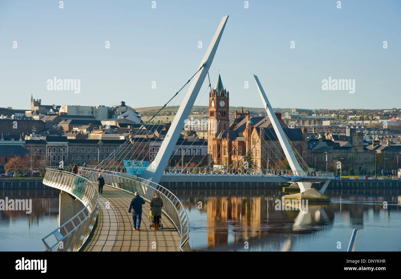 Pont de la paix sur la rivière Foyle, Derry, Irlande du Nord Banque D'Images