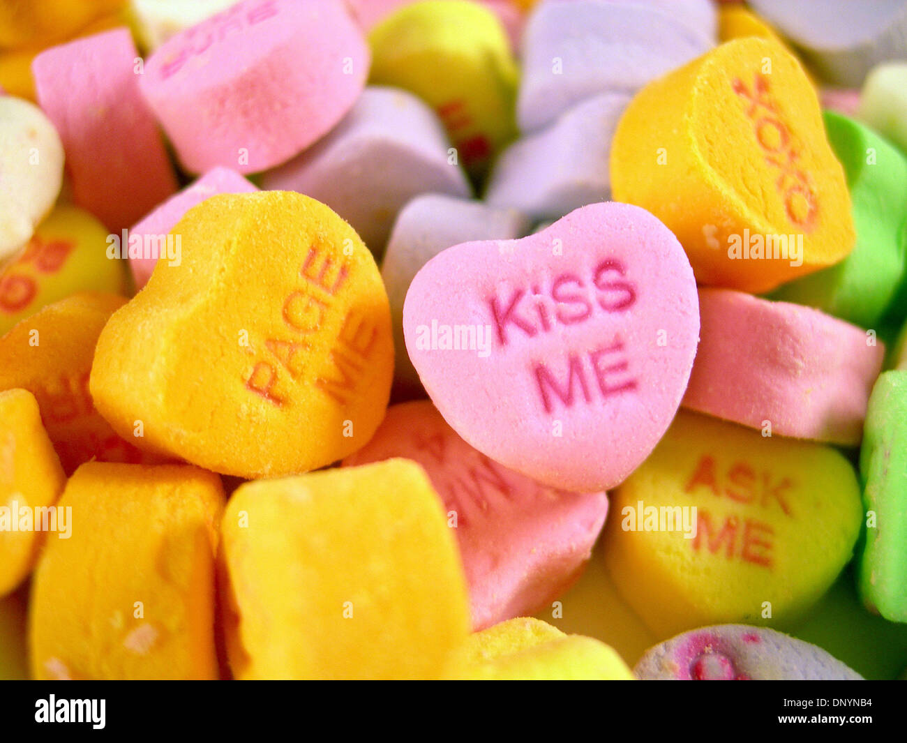 Feb 05, 2006 ; Los Angeles, CA, USA ; tas de cany coeurs - coeurs de bonbons  pour la Saint-Valentin présentent des paroles romantiques comme, 'Kiss Me',  'Page moi,' et 'être la