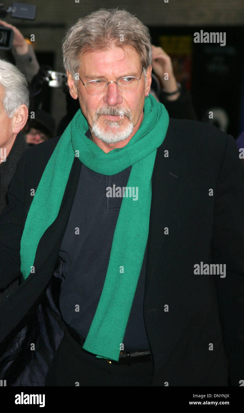 Feb 06, 2006 ; New York, NY, USA ; acteur HARRISON FORD arrive pour son apparition sur le 'Late Show with David Letterman" tenue à l'Ed Sullivan Theater. Crédit obligatoire : Photo par Nancy/Kaszerman ZUMA Press. (©) Copyright 2005 by Kaszerman Banque D'Images