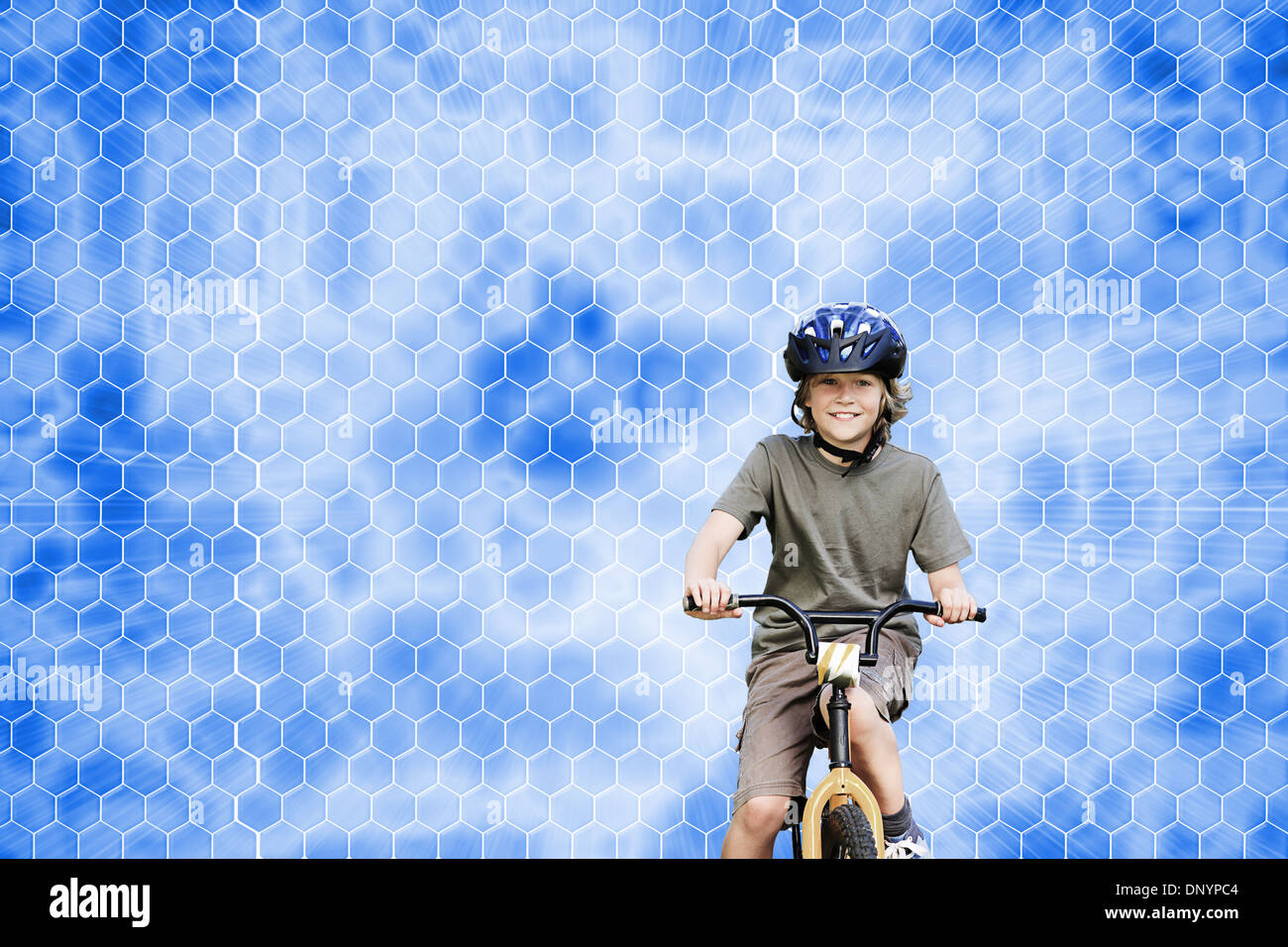 Image composite du petit garçon avec son vélo dans un parc Banque D'Images