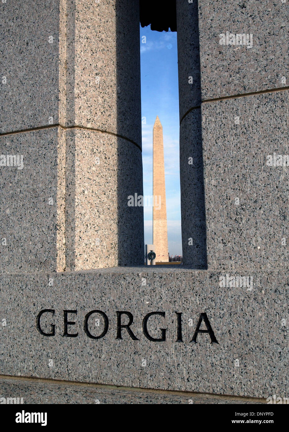 Feb 07, 2006 ; Washington, DC, USA ; Le Monument commémoratif de la Seconde Guerre mondiale avec le Washington Monument situé à Washington, DC. À partir de ses célèbres symboles du patriotisme de ses quartiers à découvrir, les vues et les sons de la capitale du pays inspirer des millions de visiteurs chaque année. Rempli de célèbres sites touristiques, attractions, et un calendrier sans fin d'événements spéciaux, Washington, DC Banque D'Images