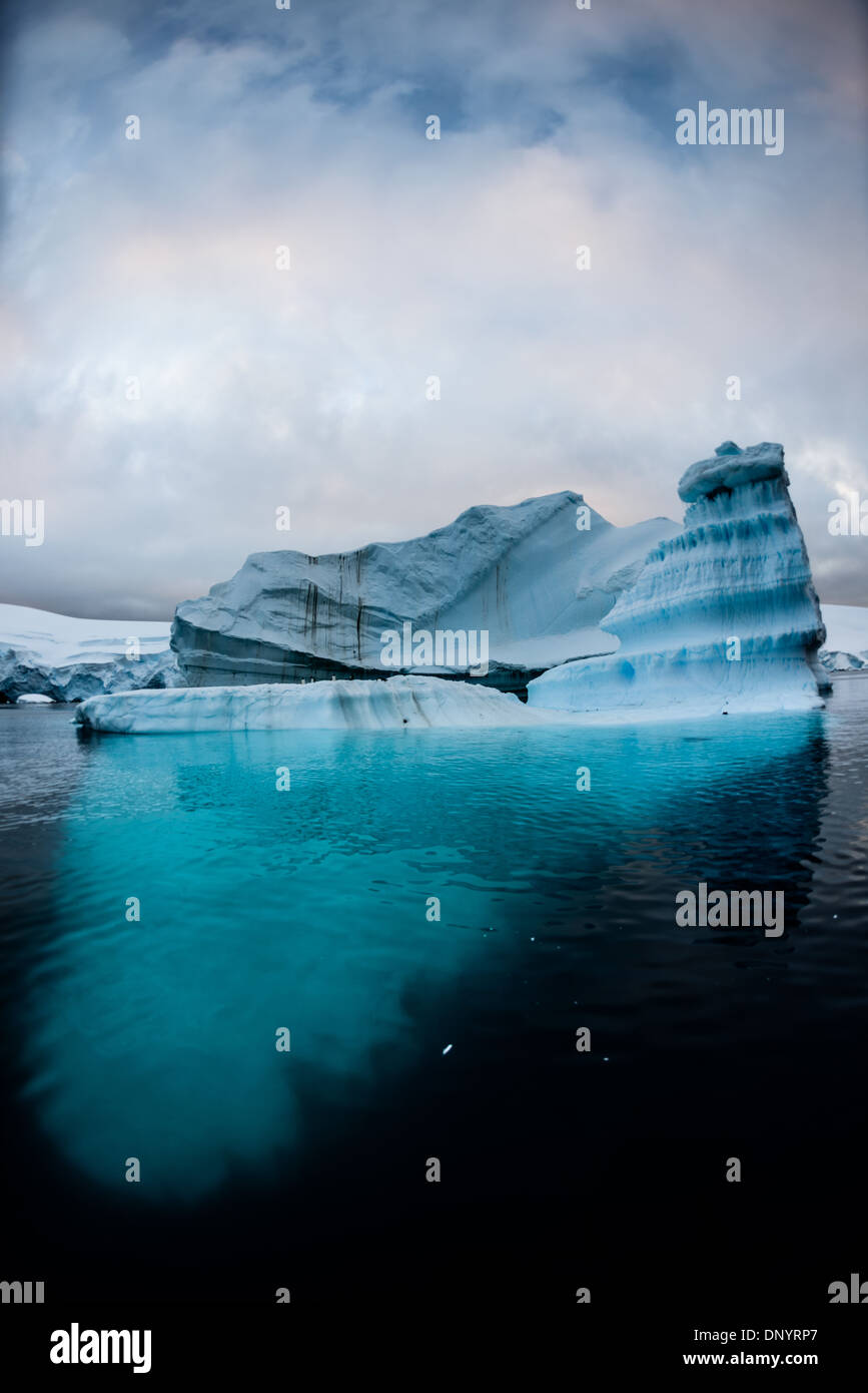 L'ANTARCTIQUE - Un iceberg dans floaats Hughes Bay sur la côte ouest de la péninsule antarctique. Banque D'Images