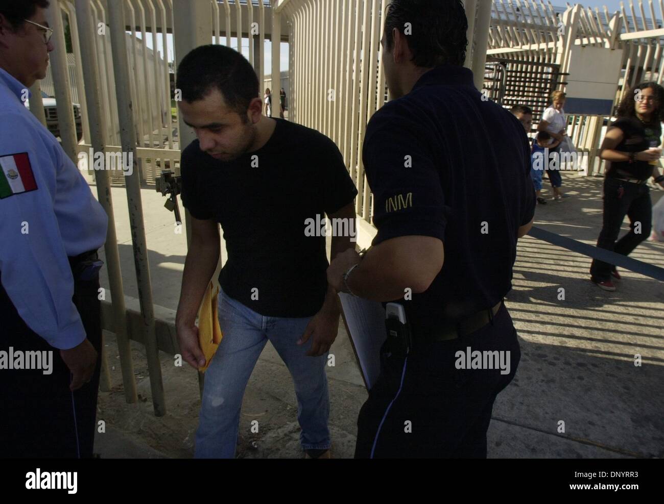 (Publié le 9/12/2004, A-1 ; UT1831473) ressortissants mexicains ayant un casier judiciaire aux États-Unis sont expulsés jeudi après-midi à travers les barreaux qui opèrent la séparation Border Patrol et Grupo Beta, une agence de protection des migrants à Tijuana. Cet échange se passe plusieurs fois par jour à l'entrée du Port de San Ysidro, juste à côté de la zone où les piétons s'écoule à travers le t Banque D'Images