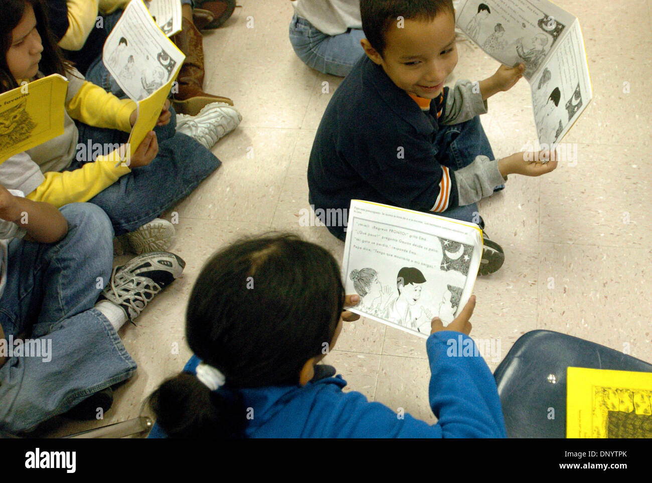 Feb 10, 2006 ; Hidalgo, TX, USA ; la plupart des 3 ans en pré-k ne parlent que l'espagnol et la majorité de leurs cours sont en espagnol. Mais déjà, ils sont ramasser les fondements de l'anglais. Ici 1ère année lire l'espagnol à voix haute. Crédit obligatoire : Photo par Delcia Lopez/San Antonio Express-News /ZUMA Press. (©) Copyright 2006 par San Antonio Express-News Banque D'Images