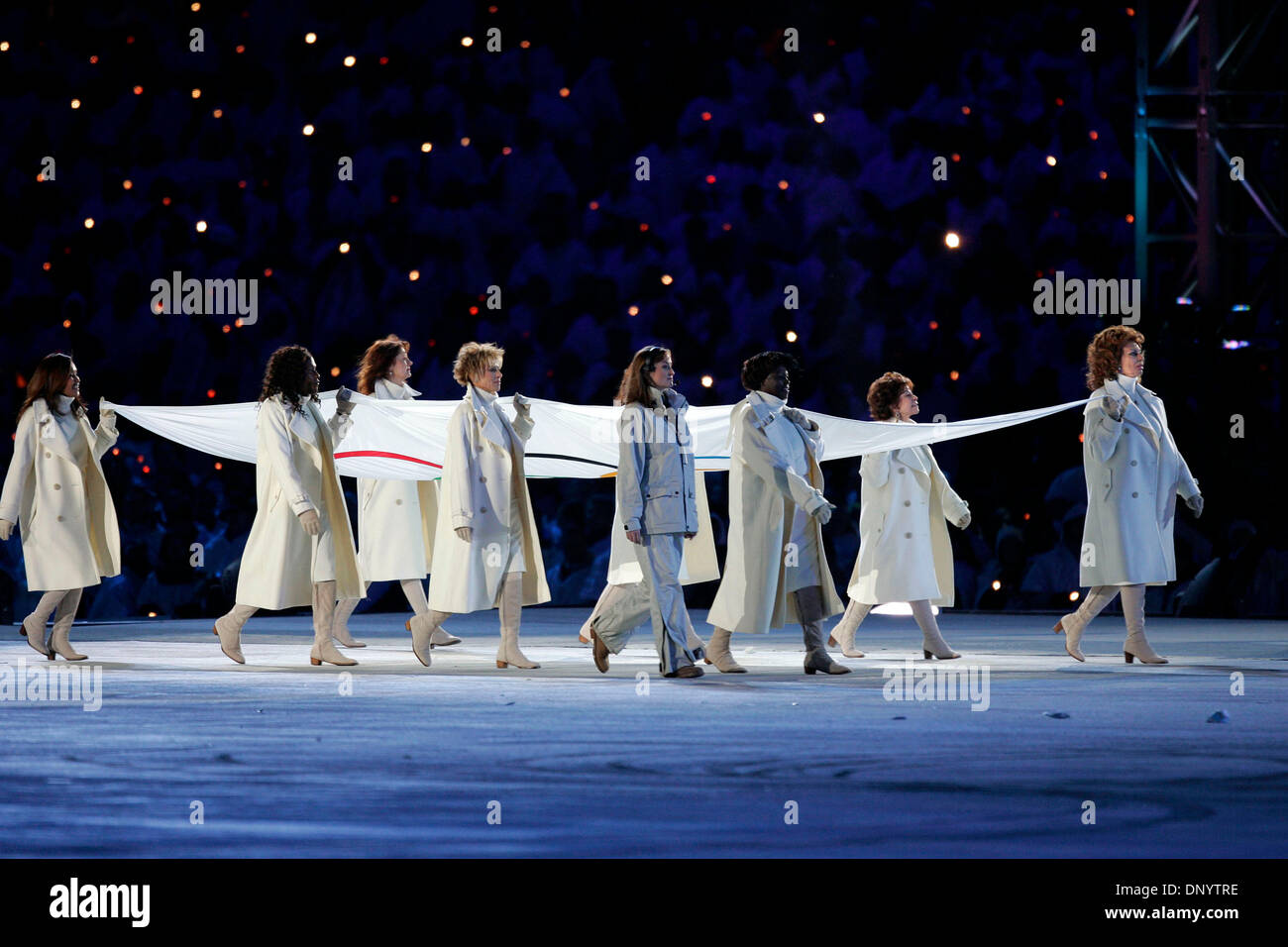 Feb 10, 2006 ; Turin, Italie ; XX Jeux Olympiques : la cérémonie d'ouverture et festivités pour le 10e Jeux Olympiques d'hiver de 2006 à Turin. Le drapeau olympique est porté par un groupe de femmes, y compris l'actrice Susan Sarandon (3e de gauche) et dirigé par SOPHIA LOREN. Crédit obligatoire : Photo par K.C. Alfred/SDU-T /ZUMA Press. (©) Copyright 2006 by SDU-T Banque D'Images