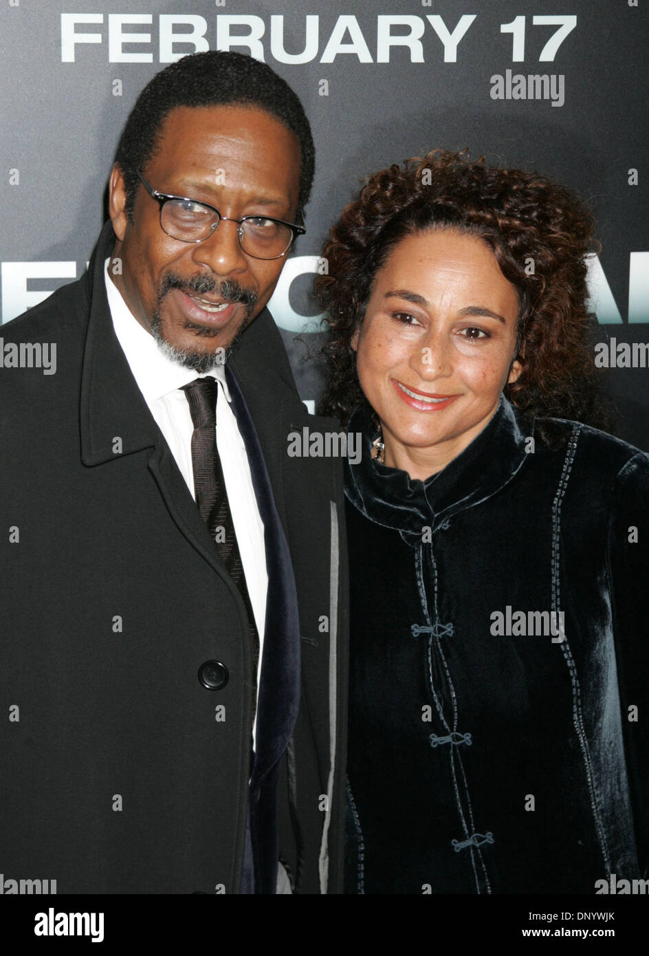 13 févr., 2006 ; New York, NY, USA ; acteur CLARKE PETERS et la femme lors de la première mondiale de 'Freedomland' qui s'est tenue à l'hôtel Loews Lincoln Square. Crédit obligatoire : Photo par Nancy/Kaszerman ZUMA Press. (©) Copyright 2006 by Kaszerman Banque D'Images