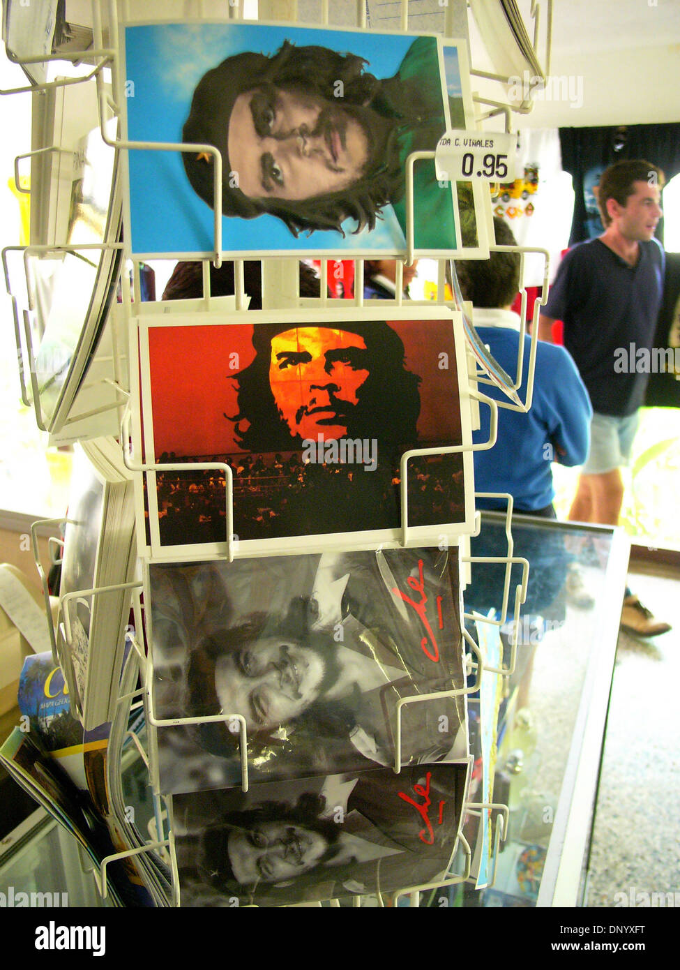 15 févr., 2006 ; Pinar del Rio, CUBA ; cartes postales de Ernesto Guevara de la Serna (Juin 14, 19289 ÊÐÊOctober, 1967), communément connu sous le nom de Che Guevara ou le Che, est un révolutionnaire marxiste, né, homme politique et chef de la guérilla cubaine. Le premier Européen à visiter Cuba était explorer Christophe Colomb en 1492. Des siècles de domination coloniale et les révolutions ont suivi. Batista a été depos Banque D'Images