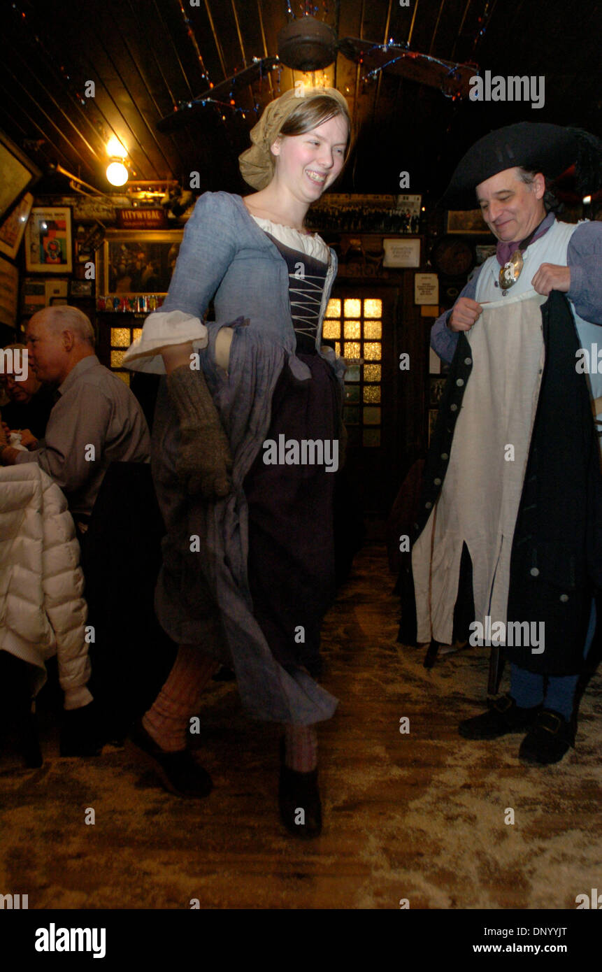 17 févr., 2006, Manhattan, New York, USA ; Dawn Elliott dances une gigue que McSorley's Ale House sur East 7th Street célèbre son 152e anniversaire. McSorley's a ouvert ses portes en 1854 et est au service de son célèbre ale depuis, en l'honneur de l'anniversaire des membres de la milice d'cSorley «» ont défilé dans les rues autour de McSorley's et tiré à fusils en saluer. Crédit obligatoire : photo par Banque D'Images