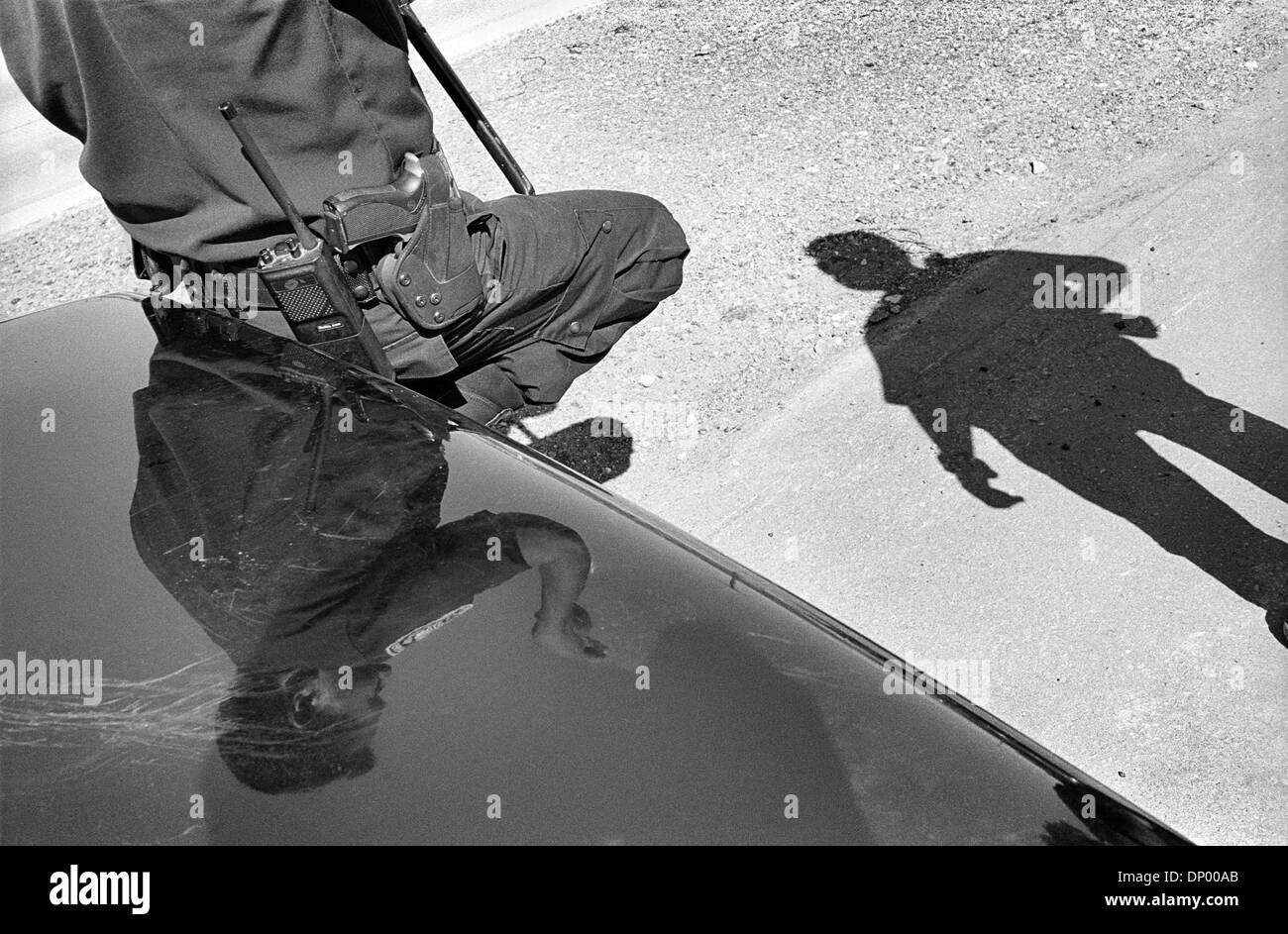 21 févr. 2006 ; El Paso, TX, USA ; (Photo d'archives ; 1997) Une discussion entre un shérif adjoint et officier de patrouille à la frontière. Crédit obligatoire : Photo par Jérôme Brunet/ZUMA Press. (©) Copyright 2006 by Jerome Brunet Banque D'Images