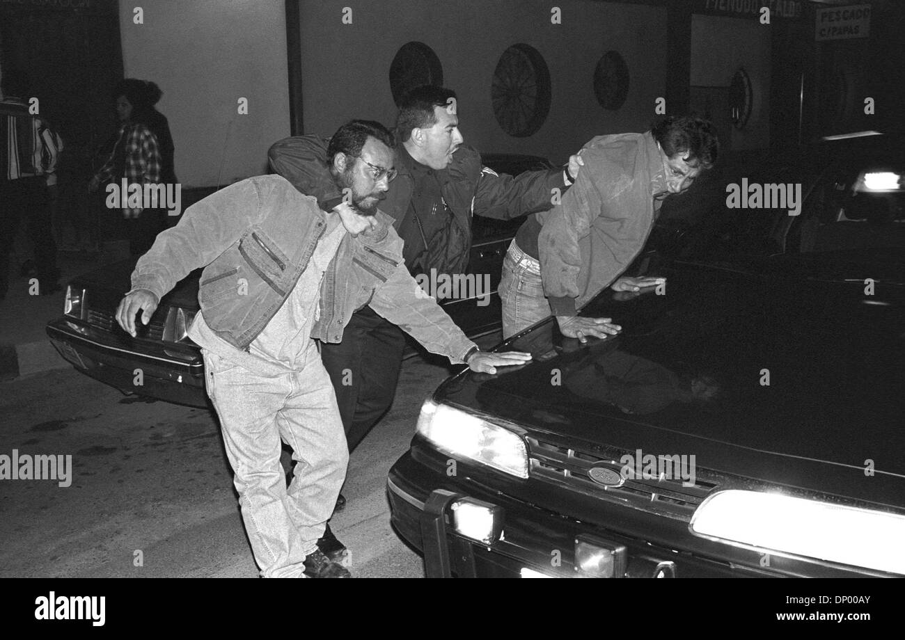 21 févr. 2006 ; El Paso, TX, USA ; deux hommes sont arrêtés après avoir combattu en face d'un bar Mexicain, connu pour son trafic de drogue. 1997. Crédit obligatoire : Photo par Jérôme Brunet/ZUMA Press. (©) Copyright 2006 by Jerome Brunet Banque D'Images
