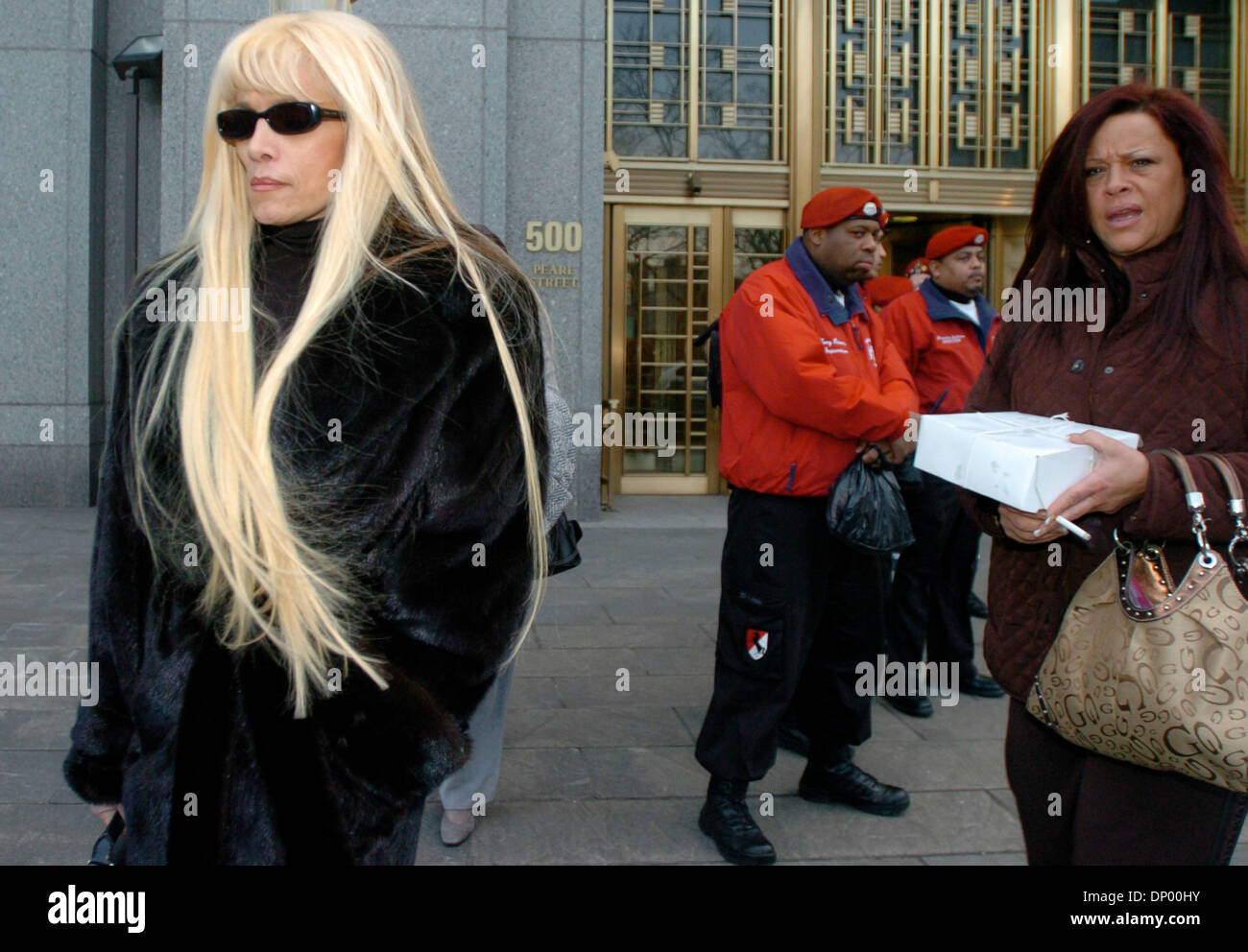 21 févr. 2006, Manhattan, New York, USA ; John Gotti Jr.'s sœurs VICTORIA  GOTTI (L) et ANGEL GOTTI à pied autour de membres du Guardian Angels (C)  lorsqu'ils sortent de la Cour