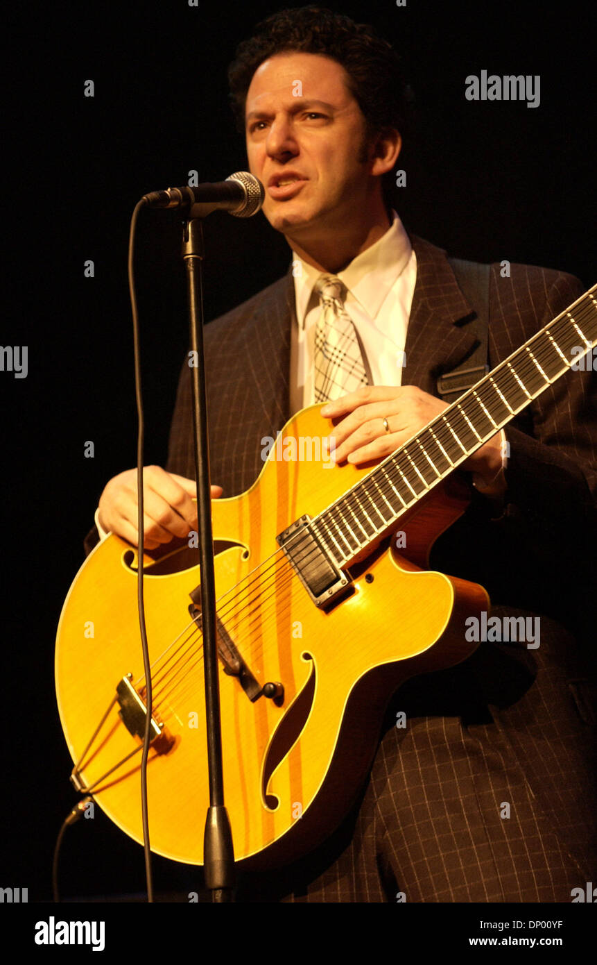 23 févr., 2006 ; Wilmington, NC, USA ; Jazz musicien John Pizzarelli effectue vivre comme son tour 2006 fait un arrêt à Thalian Hall situé à Wilmington, NC. Crédit obligatoire : Photo par Jason Moore/ZUMA Press. (©) Copyright 2006 par Jason Moore Banque D'Images
