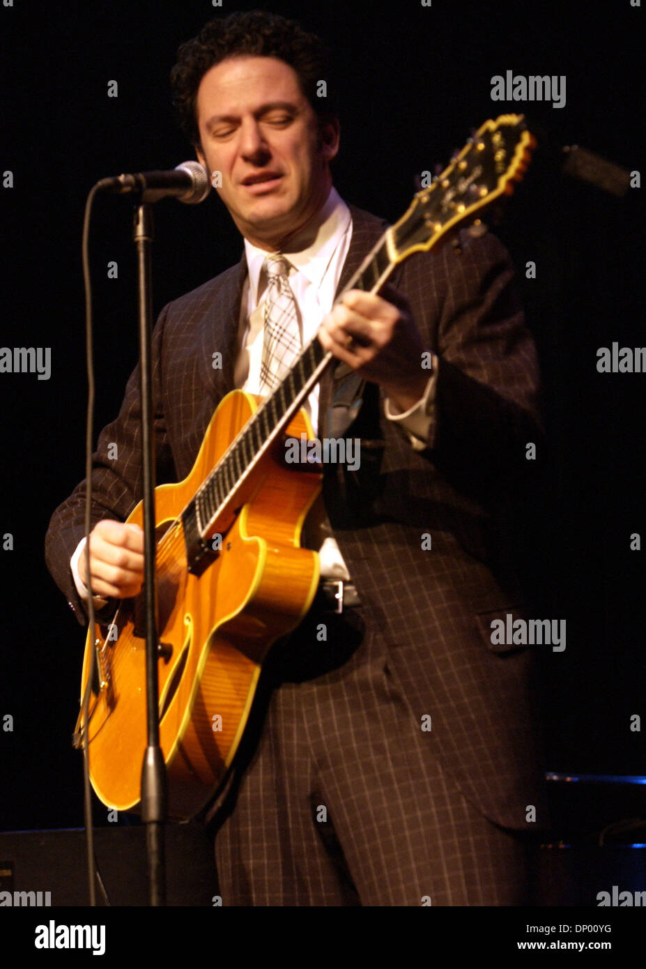 23 févr., 2006 ; Wilmington, NC, USA ; Jazz musicien John Pizzarelli effectue vivre comme son tour 2006 fait un arrêt à Thalian Hall situé à Wilmington, NC. Crédit obligatoire : Photo par Jason Moore/ZUMA Press. (©) Copyright 2006 par Jason Moore Banque D'Images