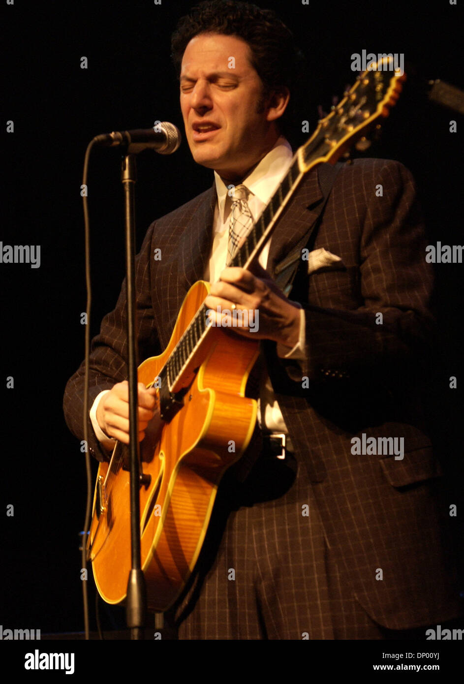 23 févr., 2006 ; Wilmington, NC, USA ; Jazz musicien John Pizzarelli effectue vivre comme son tour 2006 fait un arrêt à Thalian Hall situé à Wilmington, NC. Crédit obligatoire : Photo par Jason Moore/ZUMA Press. (©) Copyright 2006 par Jason Moore Banque D'Images
