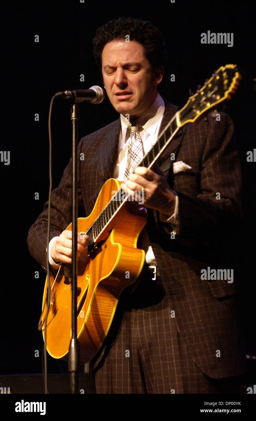 23 févr., 2006 ; Wilmington, NC, USA ; Jazz musicien John Pizzarelli effectue vivre comme son tour 2006 fait un arrêt à Thalian Hall situé à Wilmington, NC. Crédit obligatoire : Photo par Jason Moore/ZUMA Press. (©) Copyright 2006 par Jason Moore Banque D'Images