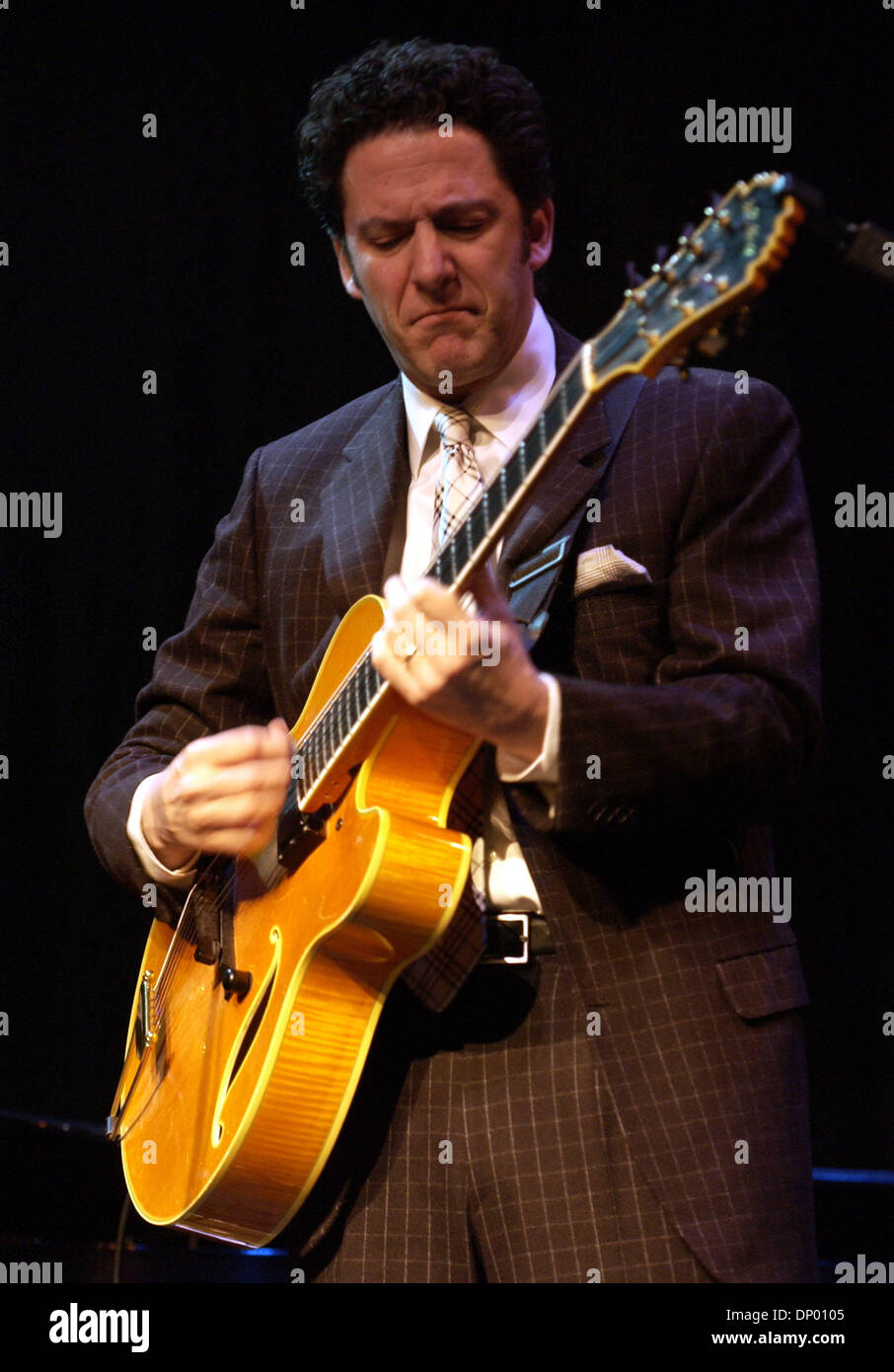 23 févr., 2006 ; Wilmington, NC, USA ; Jazz musicien John Pizzarelli effectue vivre comme son tour 2006 fait un arrêt à Thalian Hall situé à Wilmington, NC. Crédit obligatoire : Photo par Jason Moore/ZUMA Press. (©) Copyright 2006 par Jason Moore Banque D'Images