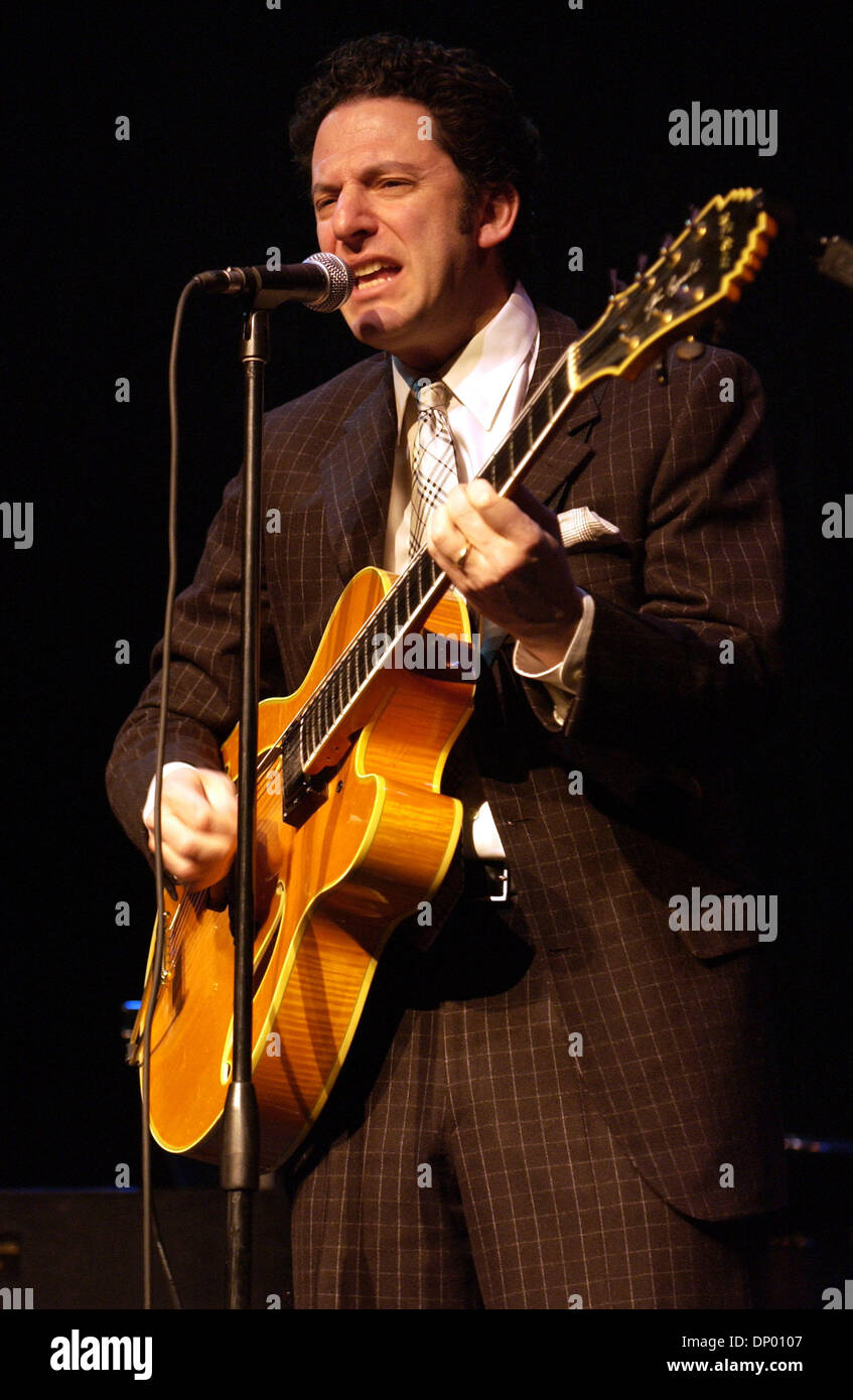 23 févr., 2006 ; Wilmington, NC, USA ; Jazz musicien John Pizzarelli effectue vivre comme son tour 2006 fait un arrêt à Thalian Hall situé à Wilmington, NC. Crédit obligatoire : Photo par Jason Moore/ZUMA Press. (©) Copyright 2006 par Jason Moore Banque D'Images