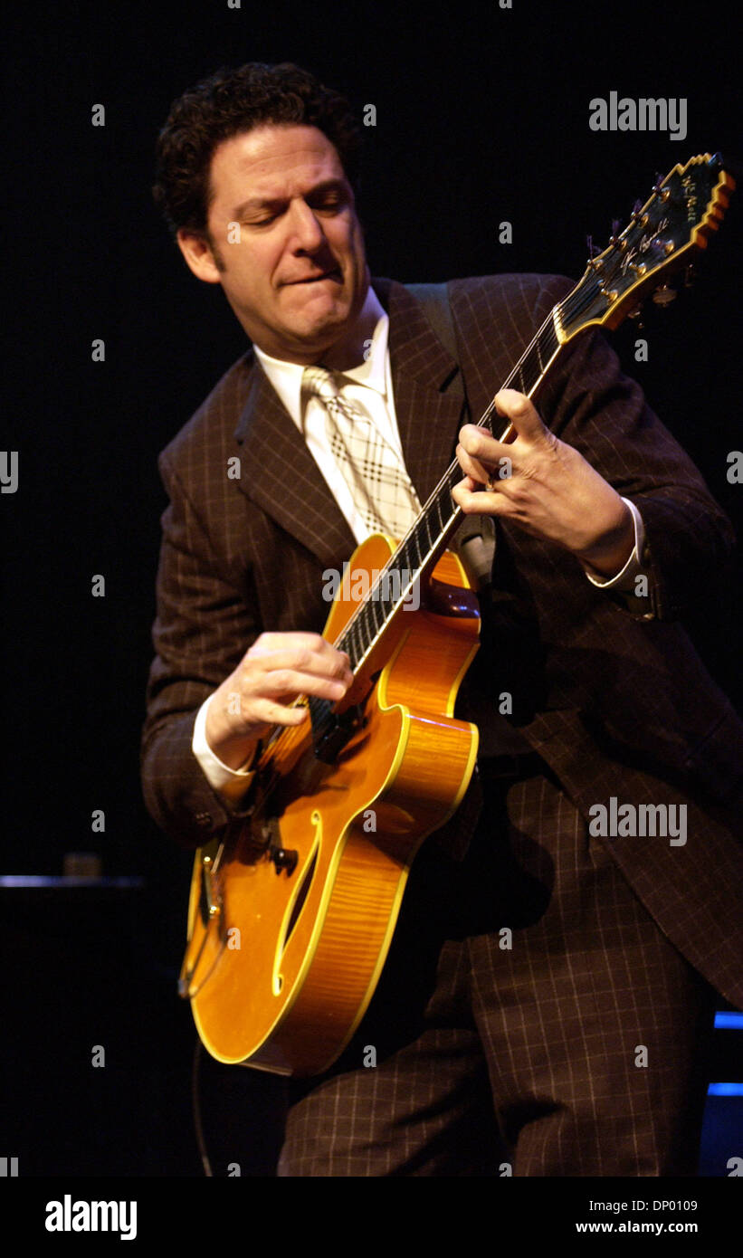 23 févr., 2006 ; Wilmington, NC, USA ; Jazz musicien John Pizzarelli effectue vivre comme son tour 2006 fait un arrêt à Thalian Hall situé à Wilmington, NC. Crédit obligatoire : Photo par Jason Moore/ZUMA Press. (©) Copyright 2006 par Jason Moore Banque D'Images
