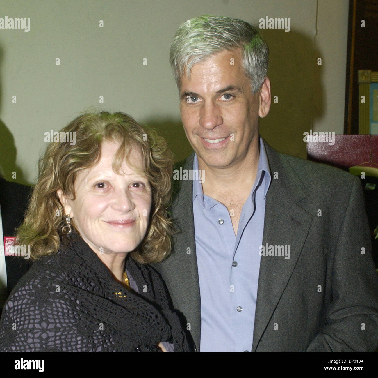 23 févr., 2006 ; Wilmington, NC, USA ; Golden Globe récemment mariée et Tony l'actrice Linda LAVIN ainsi que son mari a une nuit en ville pour voir le musicien de jazz John Pizzarelli comme il fait vivre comme son tour 2006 fait un arrêt à Thalian Hall situé à Wilmington, NC. Crédit obligatoire : Photo par Jason Moore/ZUMA Press. (©) Copyright 2006 par Jason Moore Banque D'Images