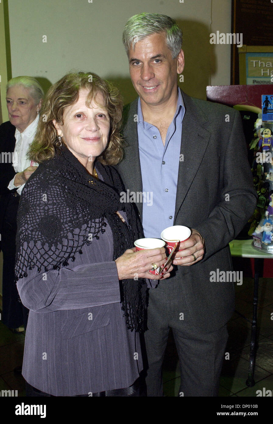 23 févr., 2006 ; Wilmington, NC, USA ; Golden Globe récemment mariée et Tony l'actrice Linda LAVIN ainsi que son mari a une nuit en ville pour voir le musicien de jazz John Pizzarelli comme il fait vivre comme son tour 2006 fait un arrêt à Thalian Hall situé à Wilmington, NC. Crédit obligatoire : Photo par Jason Moore/ZUMA Press. (©) Copyright 2006 par Jason Moore Banque D'Images