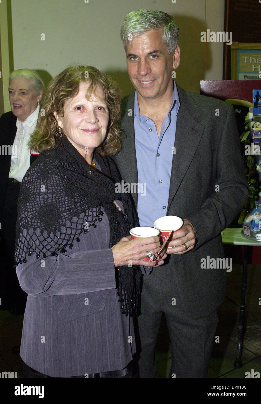 23 févr., 2006 ; Wilmington, NC, USA ; Golden Globe récemment mariée et Tony l'actrice Linda LAVIN ainsi que son mari a une nuit en ville pour voir le musicien de jazz John Pizzarelli comme il fait vivre comme son tour 2006 fait un arrêt à Thalian Hall situé à Wilmington, NC. Crédit obligatoire : Photo par Jason Moore/ZUMA Press. (©) Copyright 2006 par Jason Moore Banque D'Images