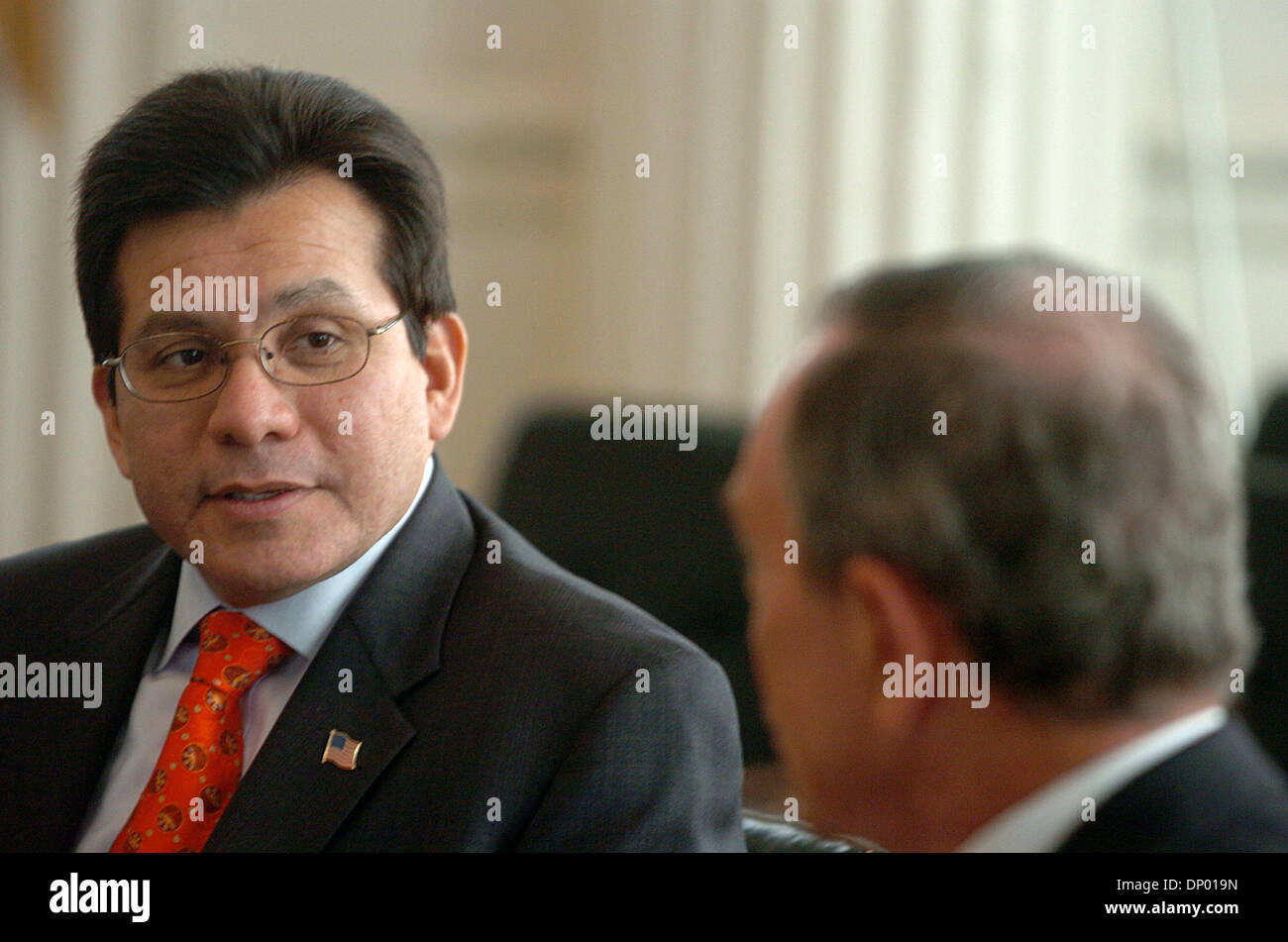 23 févr. 2006, Manhattan, New York, USA ; NY PAPIERS. Maire de la ville de New York, Michael R. Bloomberg (R) Rencontre avec Alberto Gonzales (L) à l'Hôtel de Ville. Crédit obligatoire : Photo par Bryan Smith/ZUMA Press. Banque D'Images