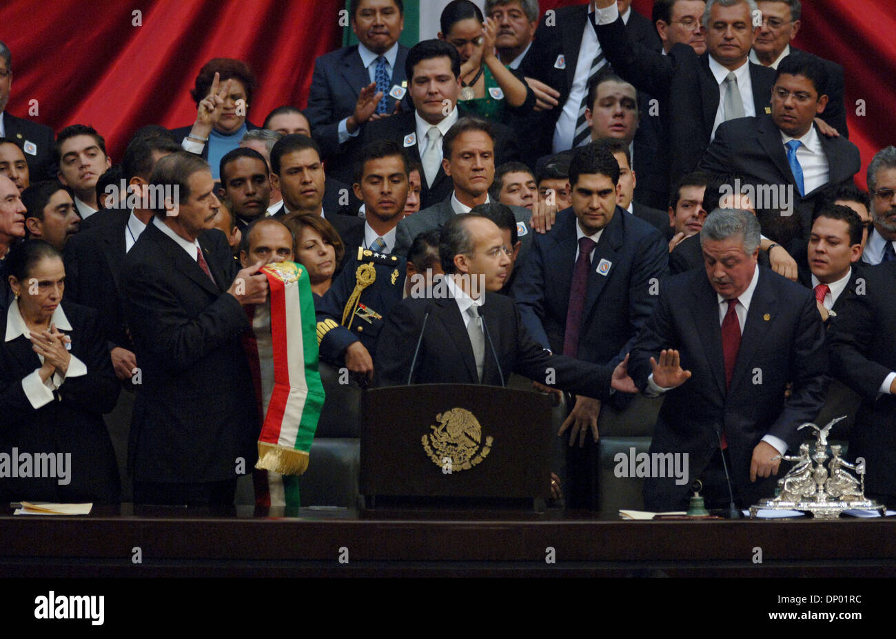 Dec 01, 2006 - Mexico, Mexique - Le président mexicain Vicente Fox (à gauche) se prépare à passer l'écharpe présidentielle succédera à Felipe Calderon (centre) lors d'une cérémonie d'inauguration rauque au congrès mexicain à Mexico. (Crédit Image : © Luis J. Jimenez/ZUMA Press) Banque D'Images