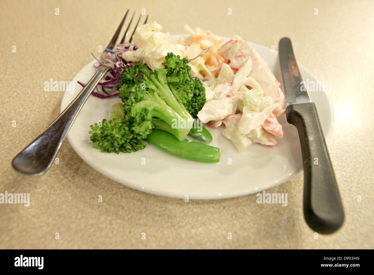 Salade de légumes dans le plat,placé avec couteau et fourchette. Banque D'Images