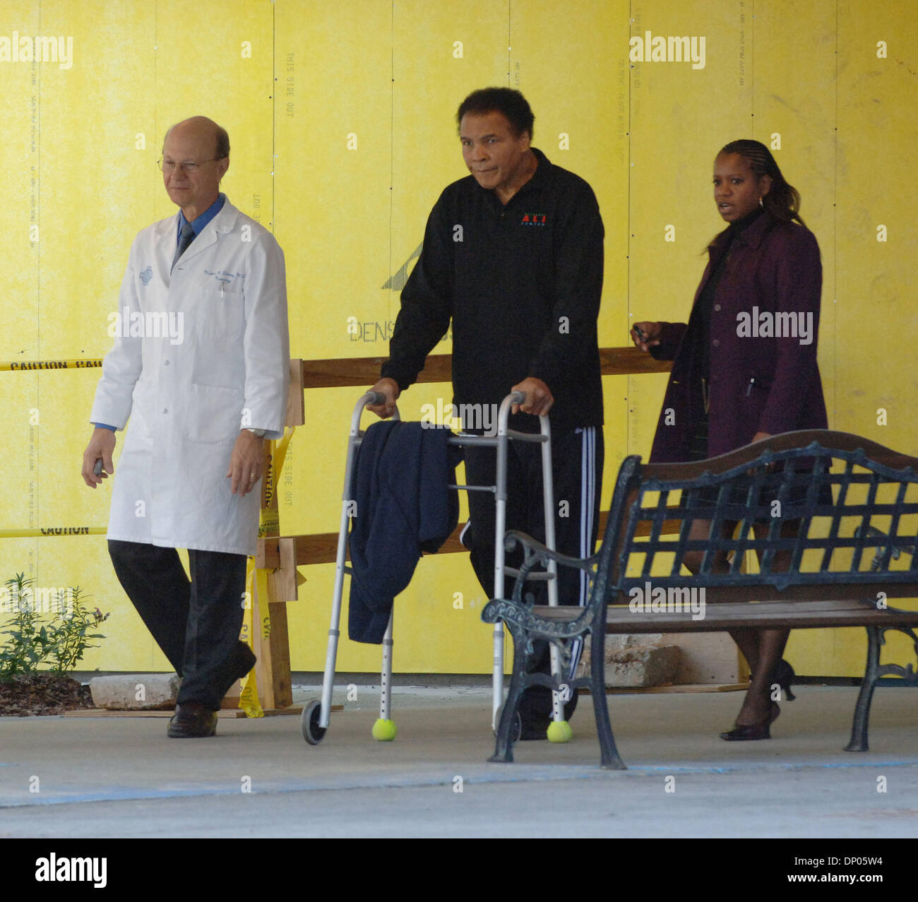 Mar 02, 2006 ; Atlanta, GA, USA ; ! 'Mags et appel à des prix ! MOHAMMED ALI utilise un déambulateur qu'il quitte l'Emory University Medical Center installation qui se spécialise dans la maladie de Parkinson. Crédit obligatoire : Photo de Robin Nelson/ZUMA Press. (©) Copyright 2006 by Robin Nelson Banque D'Images