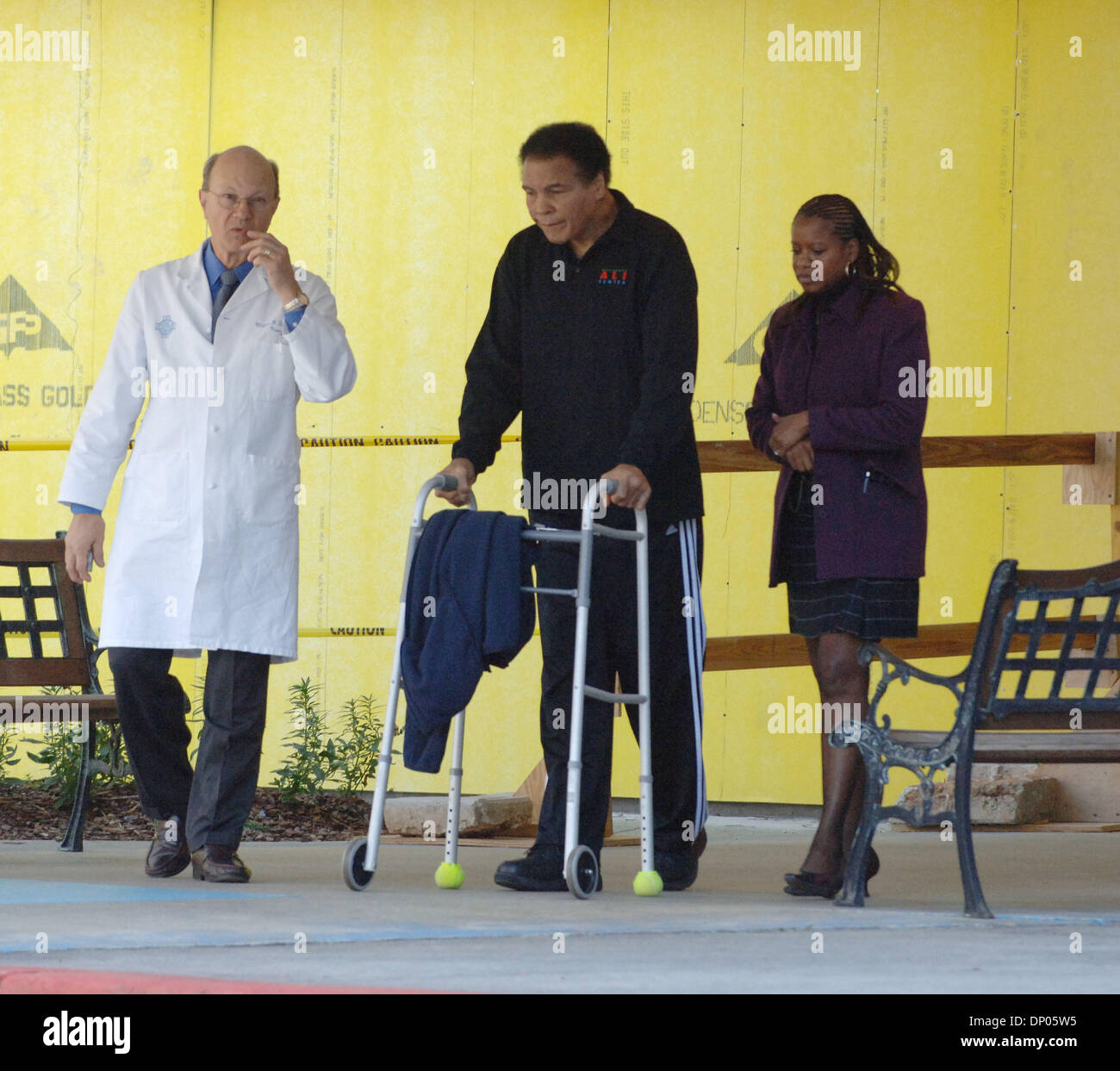 Mar 02, 2006 ; Atlanta, GA, USA ; ! 'Mags et appel à des prix ! MOHAMMED ALI utilise un déambulateur qu'il quitte l'Emory University Medical Center installation qui se spécialise dans la maladie de Parkinson. Crédit obligatoire : Photo de Robin Nelson/ZUMA Press. (©) Copyright 2006 by Robin Nelson Banque D'Images