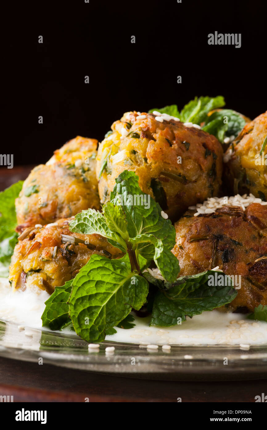 Falafel ball, une balle ou patty fait à partir de pois chiches au sol, une cuisine traditionnelle du Moyen-Orient Banque D'Images