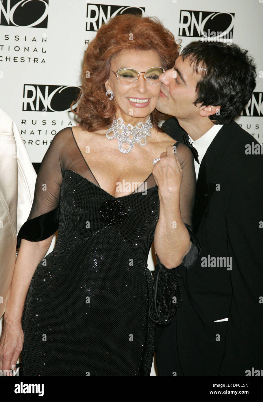 Mar 07, 2006 ; New York, NY, USA ; l'actrice Sophia Loren et son fils Carlo PONTI, jr. à la photo pour l'Orchestre National Russe Gala du 15e anniversaire du toit au St Regis Bal. Crédit obligatoire : Photo par Nancy/Kaszerman ZUMA Press. (©) Copyright 2006 by Kaszerman Banque D'Images