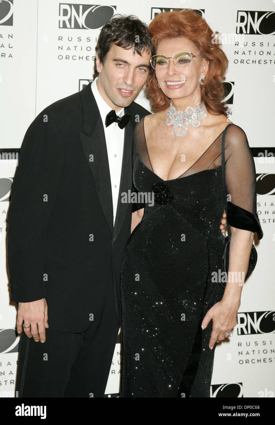 Mar 07, 2006 ; New York, NY, USA ; l'actrice Sophia Loren et son fils Carlo PONTI, jr. à la photo pour l'Orchestre National Russe Gala du 15e anniversaire du toit au St Regis Bal. Crédit obligatoire : Photo par Nancy/Kaszerman ZUMA Press. (©) Copyright 2006 by Kaszerman Banque D'Images