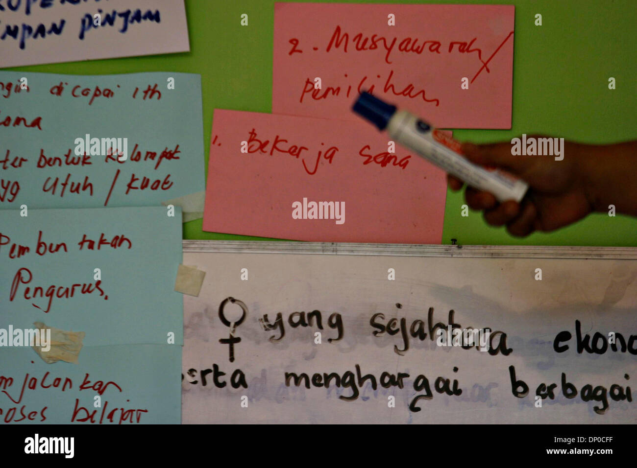 Mar 08, 2006 ; Jakarta, Indonésie ; matériel éducatif couverts à l'école des femmes Ciliwung est illustré à l'aide d'exemples tirés de la vie quotidienne, et communiquées à l'aide d'un langage simple délibérément à des séances de groupe. L'école, fondé en mai 2002, est situé dans une étroite ruelle bondée, Kampong non loin de la rivière Ciliwung. Le programme comprend, entre autres sujets, de l'eq Banque D'Images