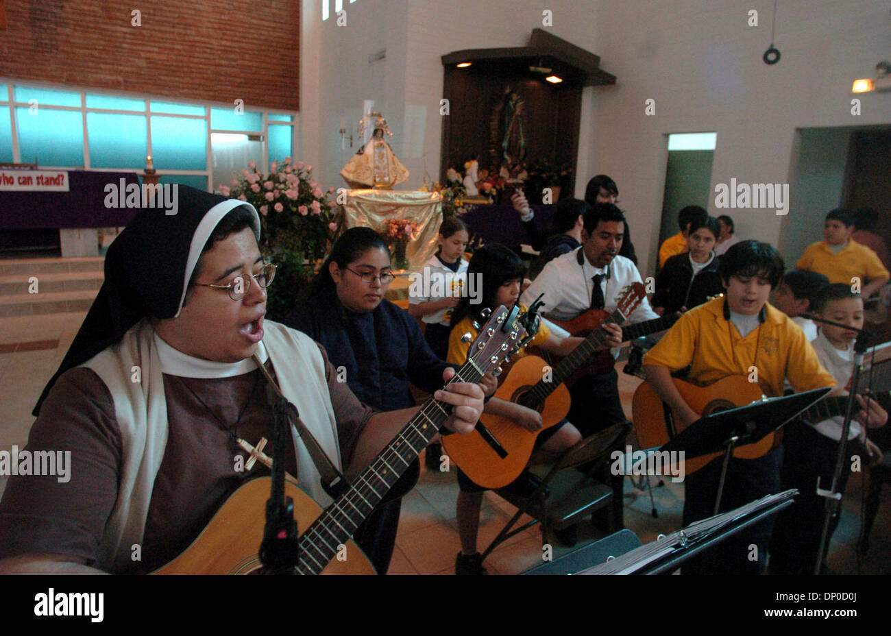 Mar 10, 2006 ; San Antonio, TX, USA ; Sœur Catalina Batres étudiant conduit les membres de la chorale en chanson pendant la messe à l'Église Catholique Ste Cécile, où une statue d'une statue vénérée de Notre-Dame de San Juan de los Lagos était sur l'affichage. Crédit obligatoire : Photo de B. Calzada/San Antonio Express-News /ZUMA Press. (©) Copyright 2006 par San Antonio Express-News Banque D'Images