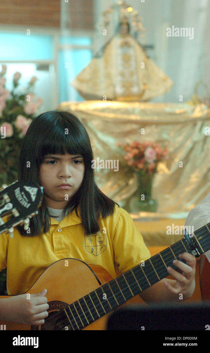 Mar 10, 2006 ; San Antonio, TX, USA ; Saint Cecilia's Catholic School Student espère Vasquez joue sa guitare pendant la messe où une statue de Notre Dame de San Juan de los Lagos a été présentée le vendredi, 10 mars 2006. La statue est une réplique de l'un dans l'État de Jalisco, au Mexique. Crédit obligatoire : Photo de B. Calzada/San Antonio Express-News /ZUMA Press. (©) Copyright 2006 par San Antonio Express-News Banque D'Images