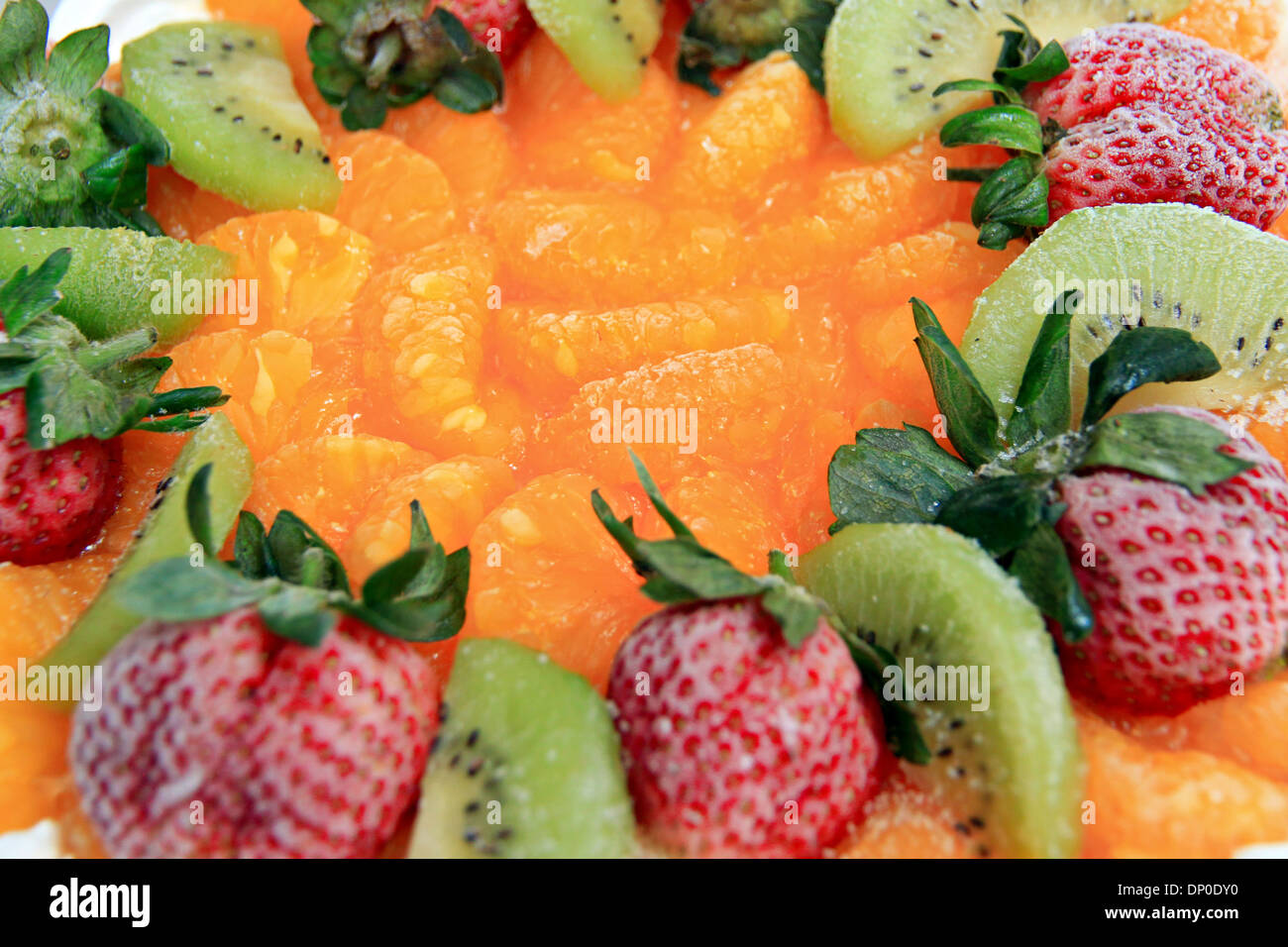 Gâteau aux fruits avec de la crème glacée fraise, kiwi et orange. Banque D'Images