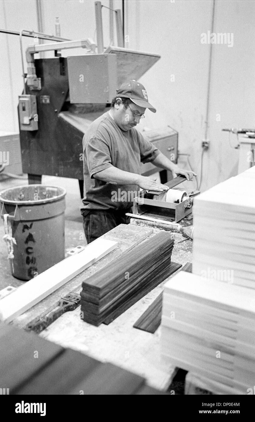 Mar 13, 2006 ; Corona, CA, USA ; dossier PHOTO : août 2004 ; Corona, Californie, usine d'aile. Cous de guitare sont coupées et empilées. Cette année, 2006, Fender Musical Instruments Corporation (FMIC) célèbre le 60e anniversaire de l'entreprise, qui est passée d'une petite exploitation en Californie du Sud dans le premier fabricant de guitares, amplificateurs et équipement connexe, includi Banque D'Images