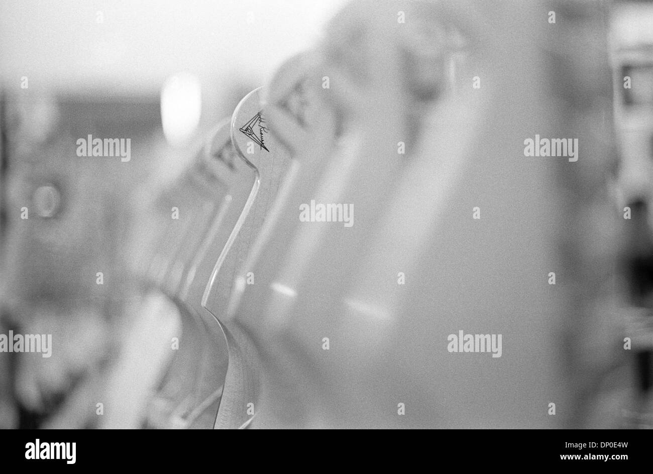 Mar 13, 2006 ; Corona, CA, USA ; dossier PHOTO : août 2004 ; l'usine Fender de Corona. Une rangée de Stratocasters attendre l'inspection finale à la Fender Custom Shop. Cette année, 2006, Fender Musical Instruments Corporation (FMIC) célèbre le 60e anniversaire de l'entreprise, qui est passée d'une petite exploitation en Californie du Sud dans le premier fabricant de guitares, amplificateurs Banque D'Images