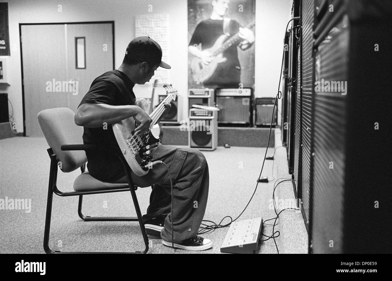 Mar 13, 2006 ; Corona, CA, USA ; dossier PHOTO : août 2004 ; l'usine Fender de Corona. Un musicien essaie de visiter les dernières guitares basses et amplis. Cette année, 2006, Fender Musical Instruments Corporation (FMIC) célèbre le 60e anniversaire de l'entreprise, qui est passée d'une petite exploitation en Californie du Sud dans le premier fabricant de guitares, amplificateurs, et connexes Banque D'Images