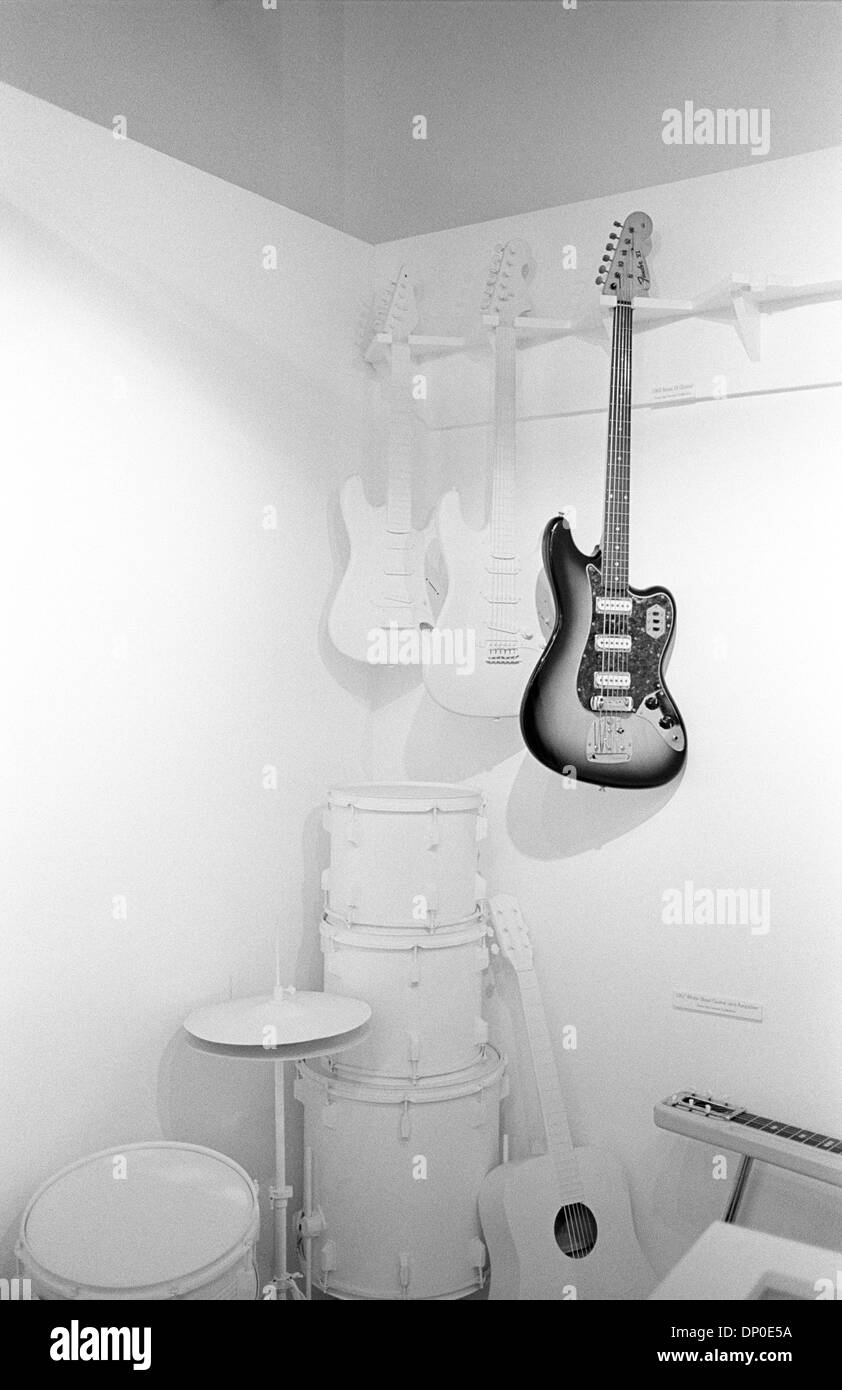 Mar 13, 2006 ; Corona, CA, USA ; dossier PHOTO : août 2004 ; l'usine Fender de Corona. La pièce de l'aile. Cette année, 2006, Fender Musical Instruments Corporation (FMIC) célèbre le 60e anniversaire de l'entreprise, qui est passée d'une petite exploitation en Californie du Sud dans le premier fabricant de guitares, amplificateurs et les équipements connexes, y compris le célèbre Stratocaste Banque D'Images