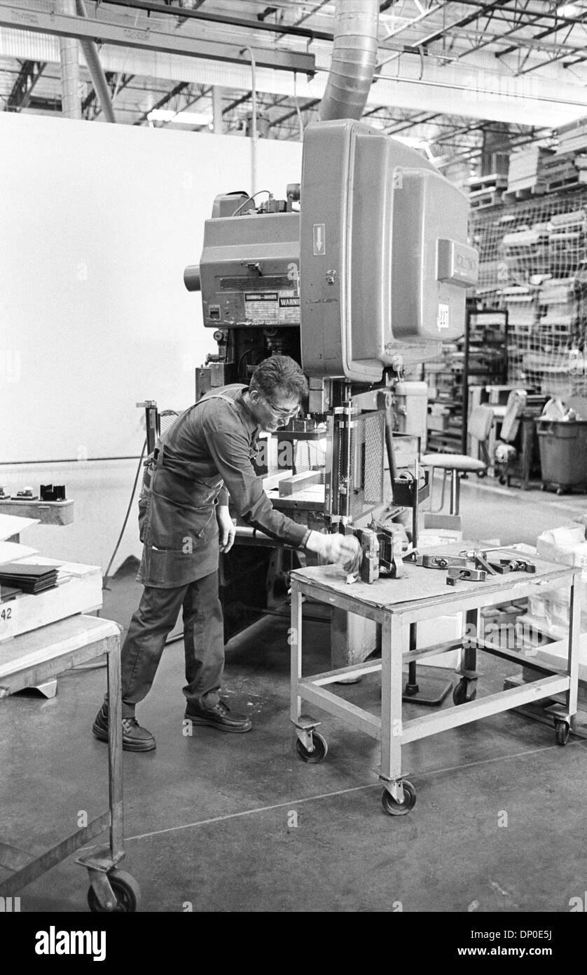 Mar 13, 2006 ; Corona, CA, USA ; dossier PHOTO : août 2004 ; l'usine Fender de Corona. L'entretien général sur une grande machine à découper. Cette année, 2006, Fender Musical Instruments Corporation (FMIC) célèbre le 60e anniversaire de l'entreprise, qui est passée d'une petite exploitation en Californie du Sud dans le premier fabricant de guitares, amplificateurs et équipement connexe, Banque D'Images