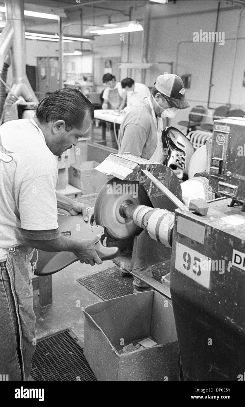 Mar 13, 2006 ; Corona, CA, USA ; dossier PHOTO : août 2004 ; l'usine Fender de Corona. Les employés d'aile guitare polissage organes. Cette année, 2006, Fender Musical Instruments Corporation (FMIC) célèbre le 60e anniversaire de l'entreprise, qui est passée d'une petite exploitation en Californie du Sud dans le premier fabricant de guitares, amplificateurs et équipement connexe, includin Banque D'Images