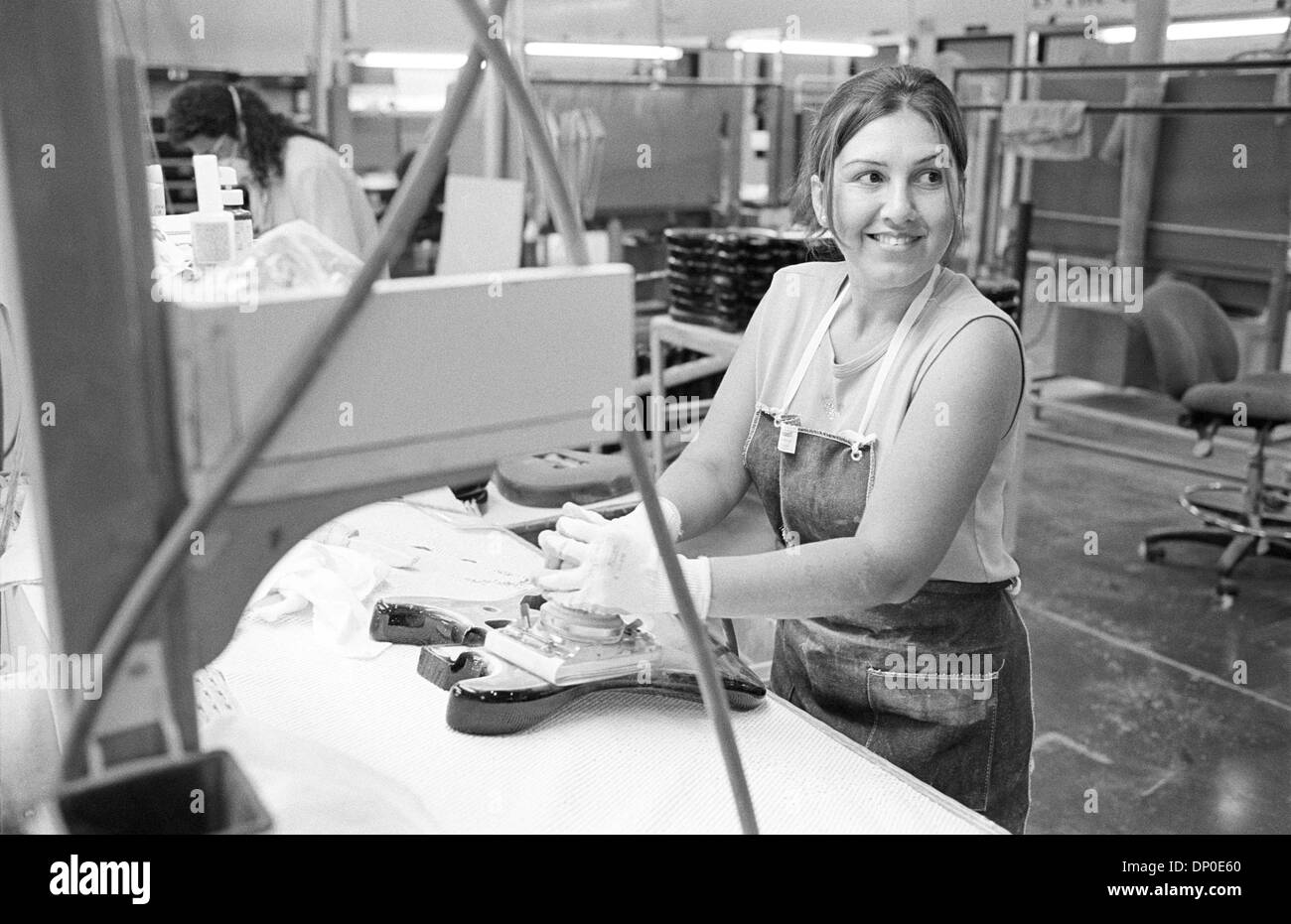 Mar 13, 2006 ; Corona, CA, USA ; dossier PHOTO : août 2004 ; l'usine Fender de Corona. Employé d'aile le sablage d'un corps de guitare. Cette année, 2006, Fender Musical Instruments Corporation (FMIC) célèbre le 60e anniversaire de l'entreprise, qui est passée d'une petite exploitation en Californie du Sud dans le premier fabricant de guitares, amplificateurs et les équipements connexes, y compris Banque D'Images