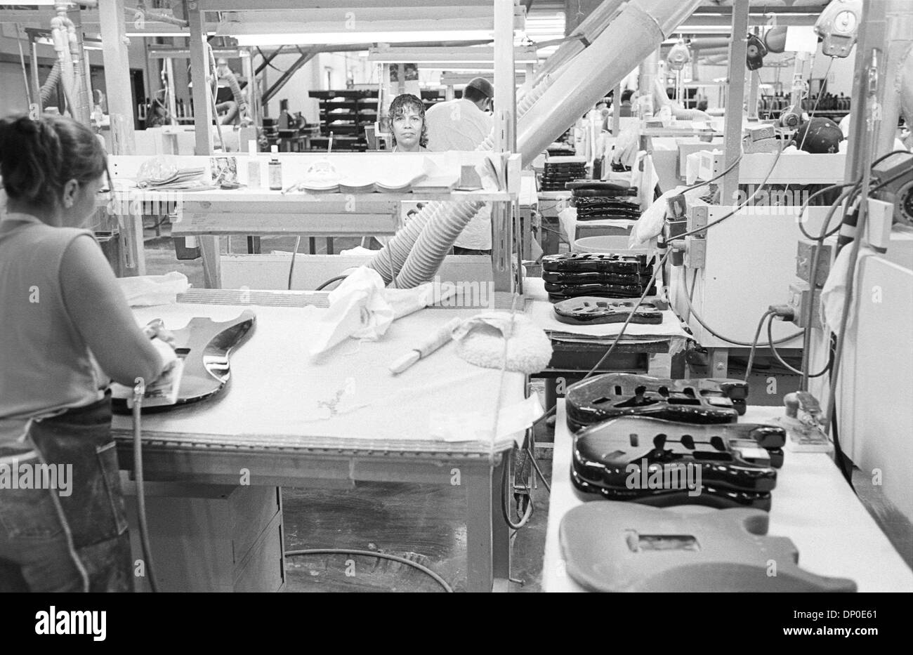 Mar 13, 2006 ; Corona, CA, USA ; dossier PHOTO : août 2004 ; l'usine Fender de Corona. Les employés d'aile guitare ponçage organes. Cette année, 2006, Fender Musical Instruments Corporation (FMIC) célèbre le 60e anniversaire de l'entreprise, qui est passée d'une petite exploitation en Californie du Sud dans le premier fabricant de guitares, amplificateurs et équipement connexe, includin Banque D'Images