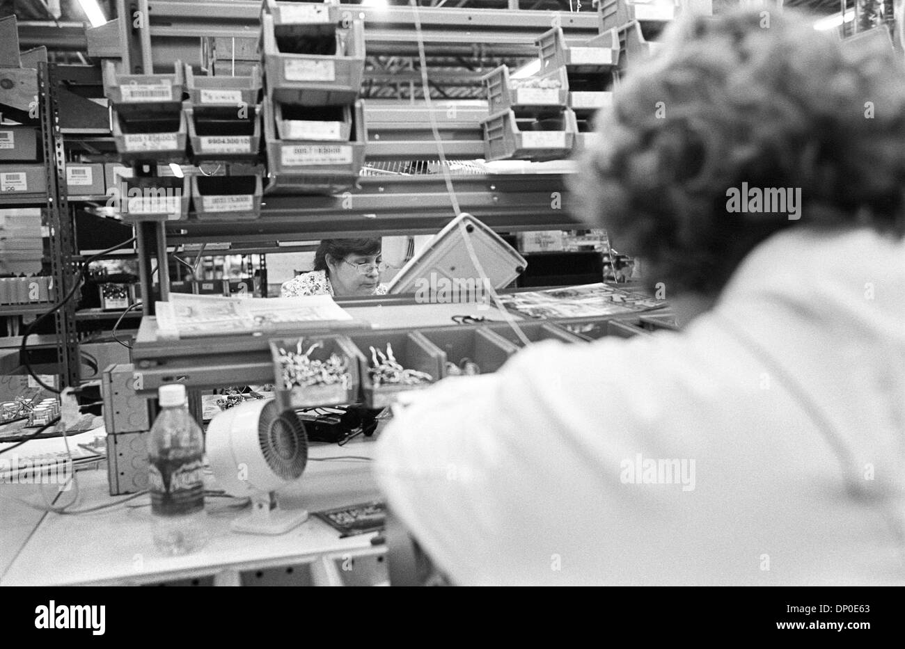 Mar 13, 2006 ; Corona, CA, USA ; dossier PHOTO : août 2004 ; l'usine Fender de Corona. Les employés qui travaillent sur l'aile de l'Assemblée de l'amplificateur. Cette année, 2006, Fender Musical Instruments Corporation (FMIC) célèbre le 60e anniversaire de l'entreprise, qui est passée d'une petite exploitation en Californie du Sud dans le premier fabricant de guitares, amplificateurs, et des RAD Banque D'Images