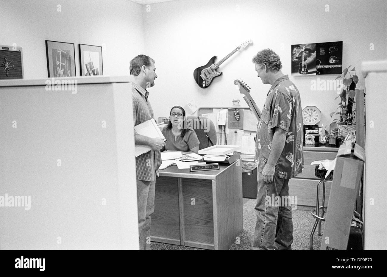 Mar 13, 2006 ; Corona, CA, USA ; dossier PHOTO : août 2004 ; l'usine Fender de Corona. Les bureaux de l'aile. Cette année, 2006, Fender Musical Instruments Corporation (FMIC) célèbre le 60e anniversaire de l'entreprise, qui est passée d'une petite exploitation en Californie du Sud dans le premier fabricant de guitares, amplificateurs et les équipements connexes, y compris le célèbre Stratocaste Banque D'Images