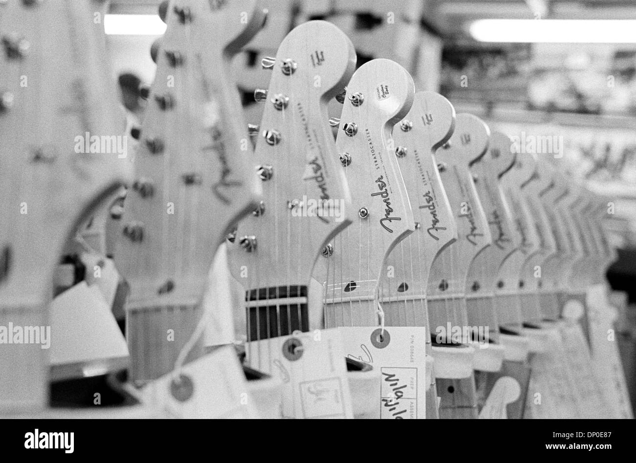 Mar 13, 2006 ; Corona, CA, USA ; dossier PHOTO : août 2004 ; l'usine Fender de Corona. Une rangée de Custom Shop Stratocaster guitares attendent leur inspection finale. Cette année, 2006, Fender Musical Instruments Corporation (FMIC) célèbre le 60e anniversaire de l'entreprise, qui est passée d'une petite exploitation en Californie du Sud dans le premier fabricant de guitares, amplificateurs, Banque D'Images