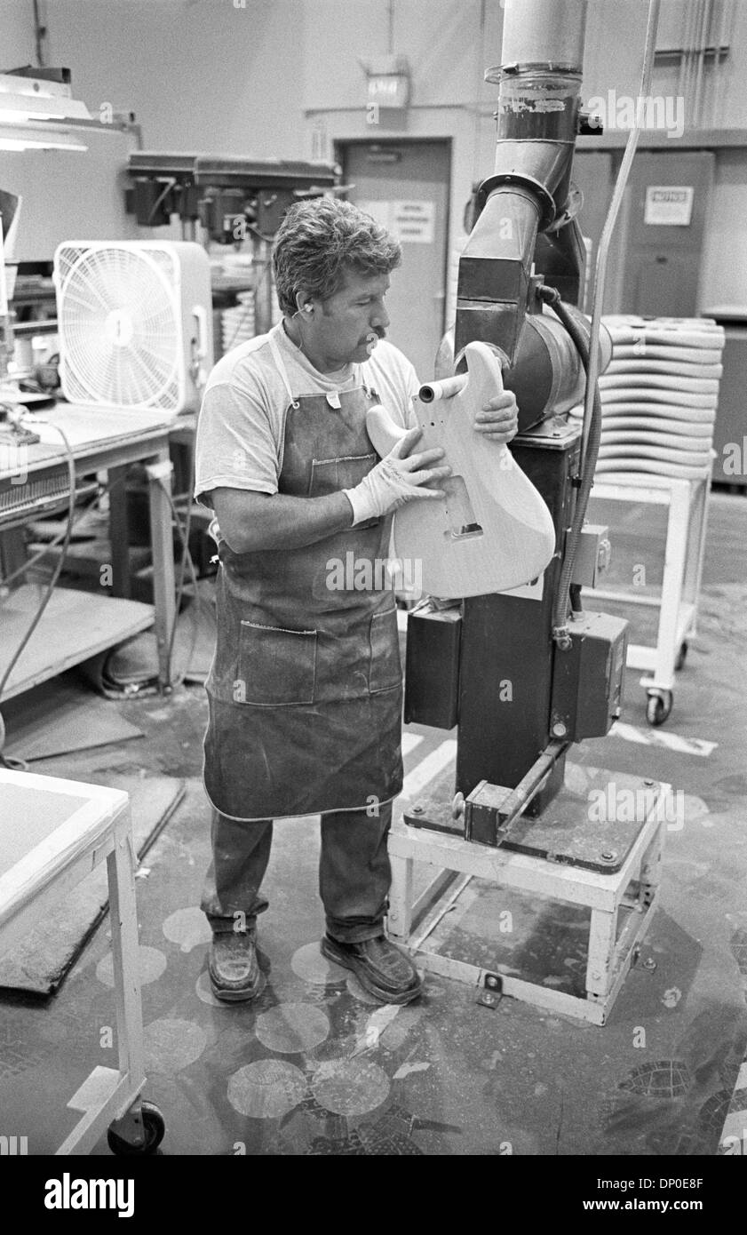 Mar 13, 2006 ; Corona, CA, USA ; dossier PHOTO : août 2004 ; l'usine Fender de Corona. Employé de l'aile. guitare de ponçage Cette année, 2006, Fender Musical Instruments Corporation (FMIC) célèbre le 60e anniversaire de l'entreprise, qui est passée d'une petite exploitation en Californie du Sud dans le premier fabricant de guitares, amplificateurs et les équipements connexes, y compris Banque D'Images
