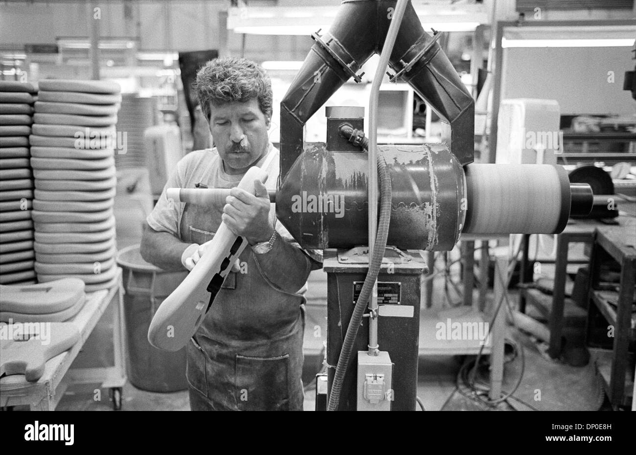 Mar 13, 2006 ; Corona, CA, USA ; dossier PHOTO : août 2004 ; l'usine Fender de Corona. Employé d'aile le sablage d'un corps de guitare. Cette année, 2006, Fender Musical Instruments Corporation (FMIC) célèbre le 60e anniversaire de l'entreprise, qui est passée d'une petite exploitation en Californie du Sud dans le premier fabricant de guitares, amplificateurs et les équipements connexes, y compris Banque D'Images